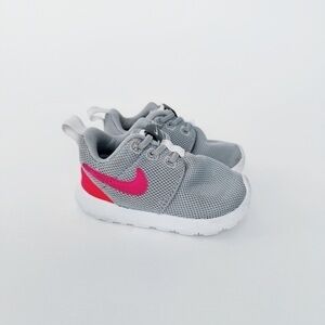 NIKE Baby Runners Size 4 White, Pink, and Grey​